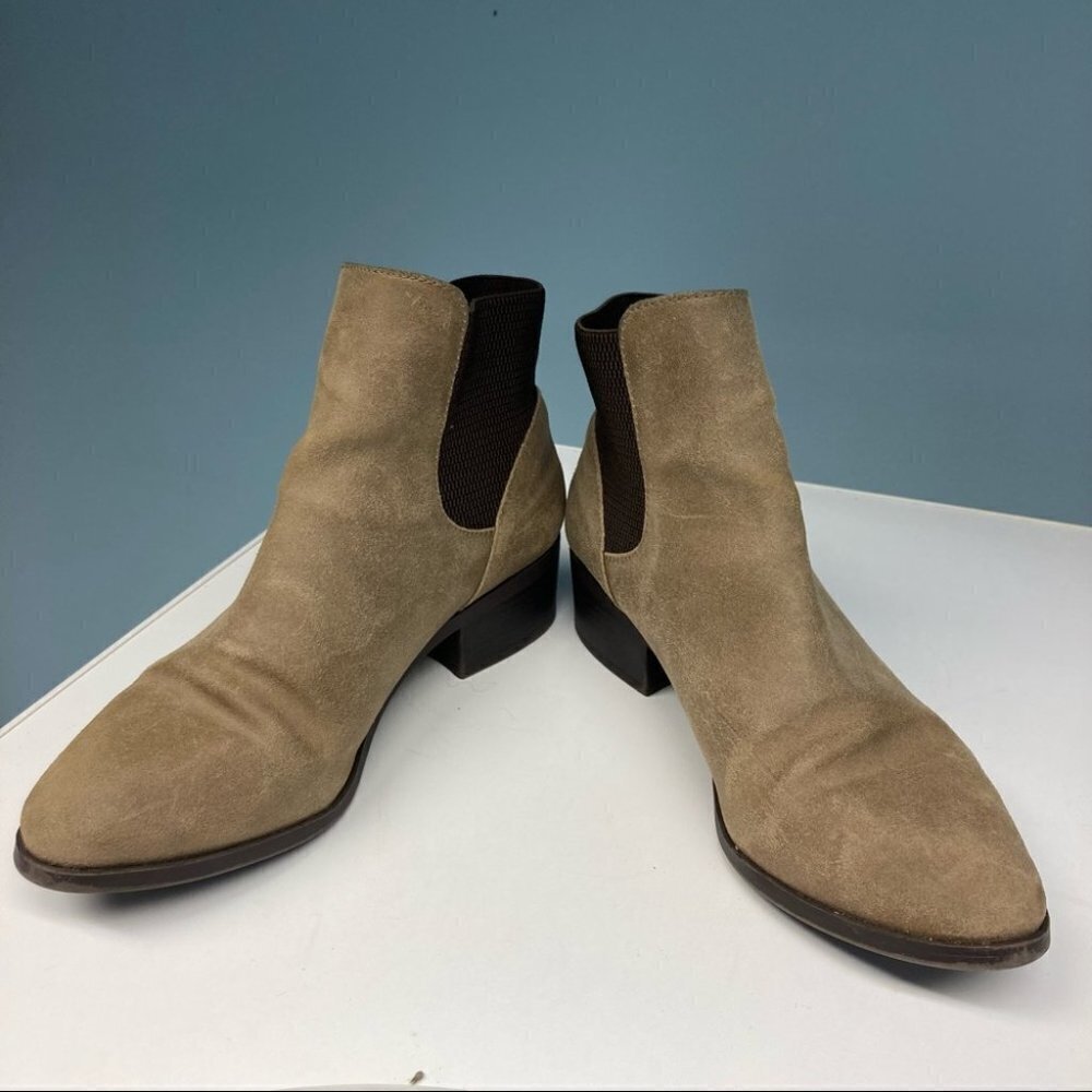 SEYCHELLES Sz 8.5 Chelsea Classic Suede Ankle Booties 1.5” Heel